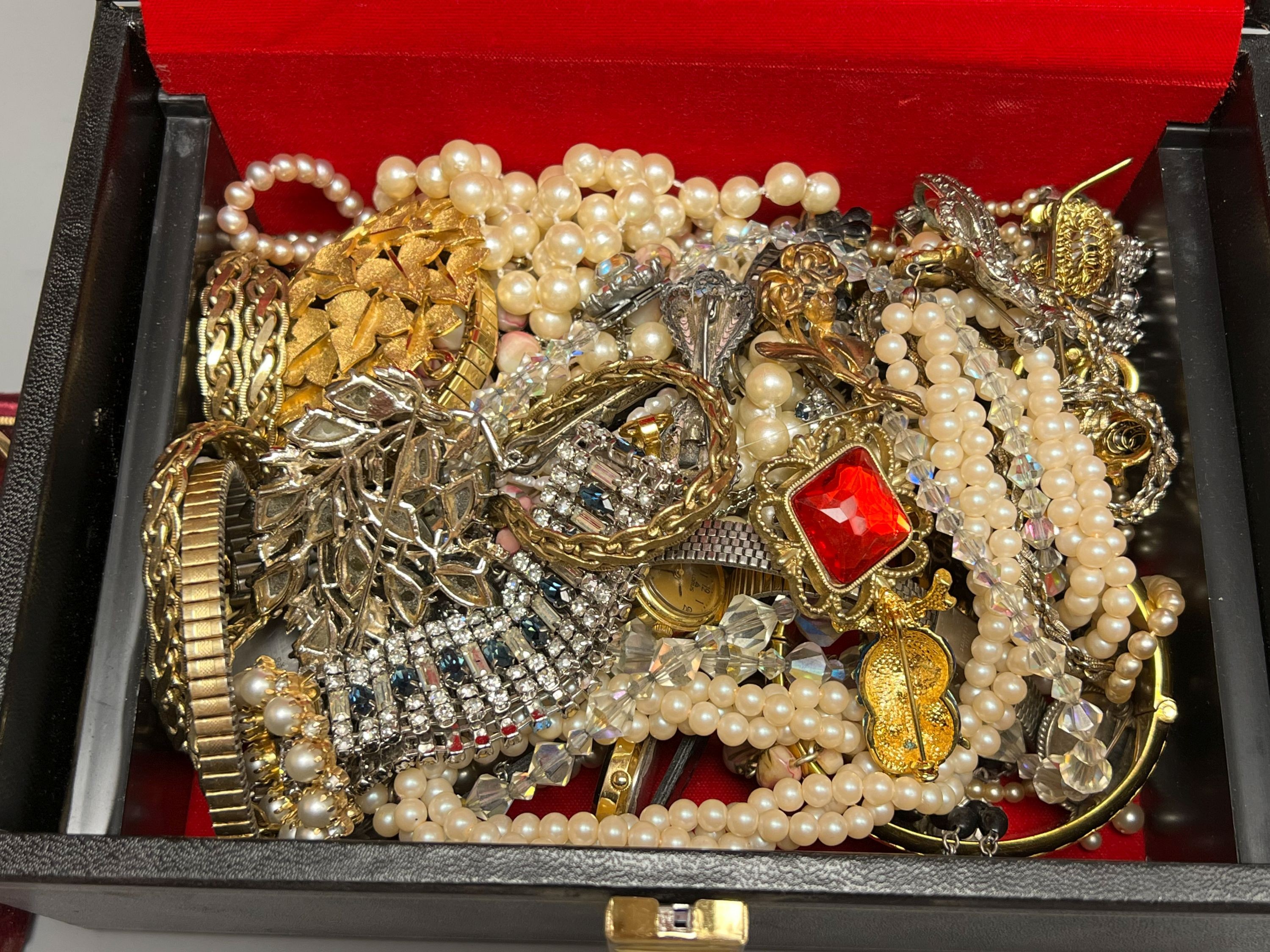 Assorted costume jewellery.